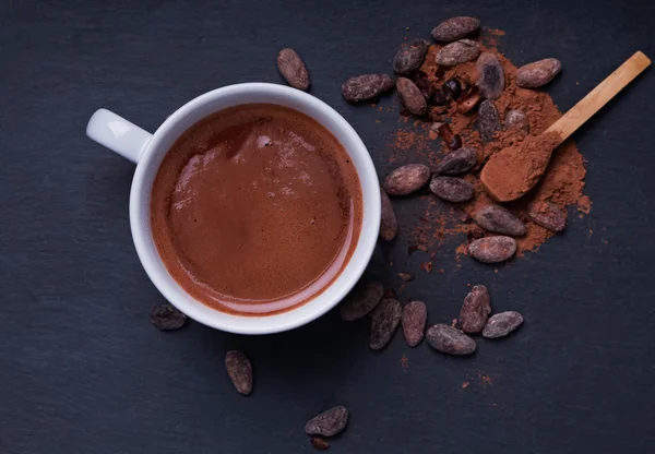 Chocolate quente em uma xícara no fundo preto — Fotografia de Stock