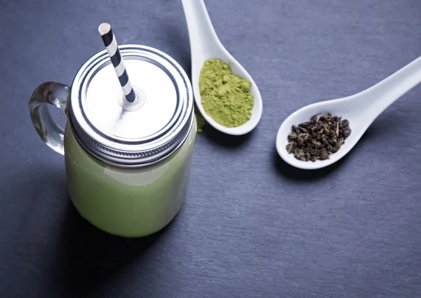 Matcha latte v sklenice — Stock fotografie