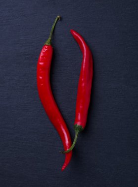 İki siyah arka plan üzerine pul biber sıcak