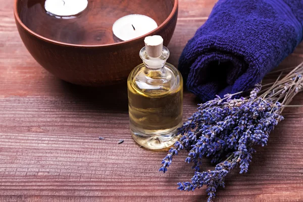 Spa naturaleza muerta con lavanda en el fondo de madera — Foto de Stock