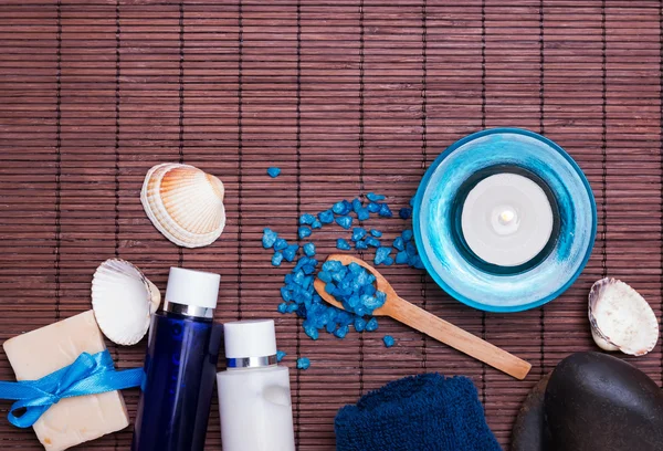 Natura morta Spa nei colori blu con bottiglie, sapone e sale marino — Foto Stock