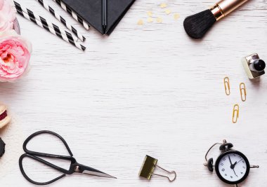 Beyaz arka plan üzerinde sevimli kadınsı şeyler