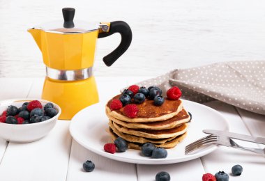 Krep ve böğürtlenli kahvaltı.