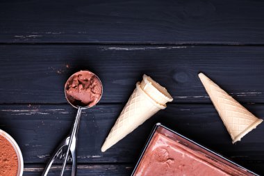 Çikolatalı dondurma ve waffle koniler siyah 