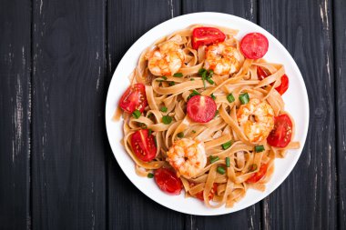 karides ve domatesli makarna 