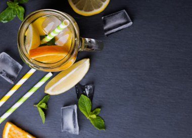 Bir kavanoz limonata yenileniyor