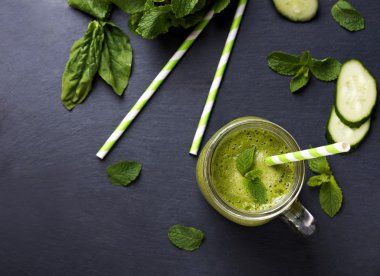 Yeşil yüzlü bir cam kavanoza Detoks