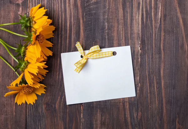 Sarı çiçek ve boş kağıt kartı — Stok fotoğraf