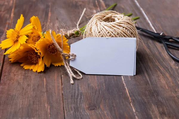Sarı çiçek ve boş kartı — Stok fotoğraf