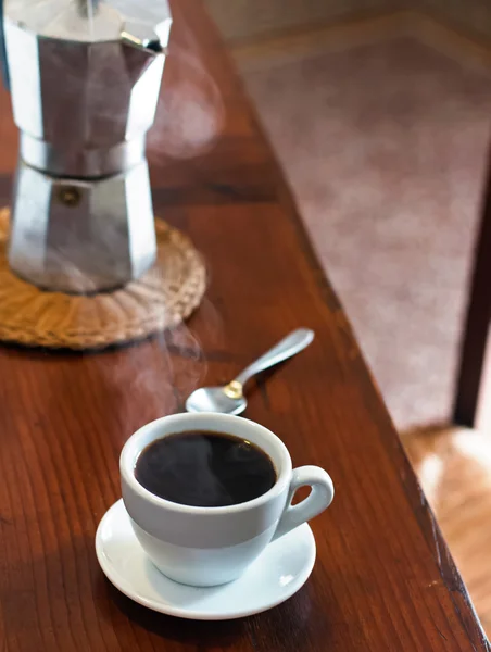 Café en una taza en la mesa de madera — Foto de Stock