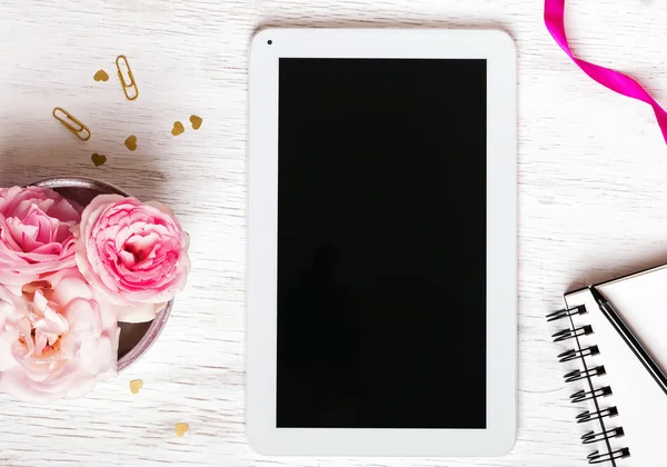 Bloemen, Kladblok en tablet met leeg scherm — Stockfoto