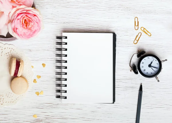 Bloco de notas em branco na mesa elegante — Fotografia de Stock