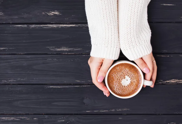 Fincan kahve ile holding kadının eller — Stok fotoğraf