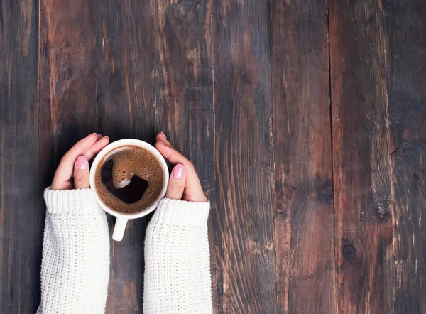 Mani della donna che tengono la tazza con il caffè — Foto Stock