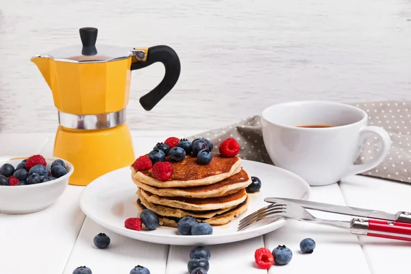 Breakfast with pancakes, berries and coffee — Stock Photo, Image