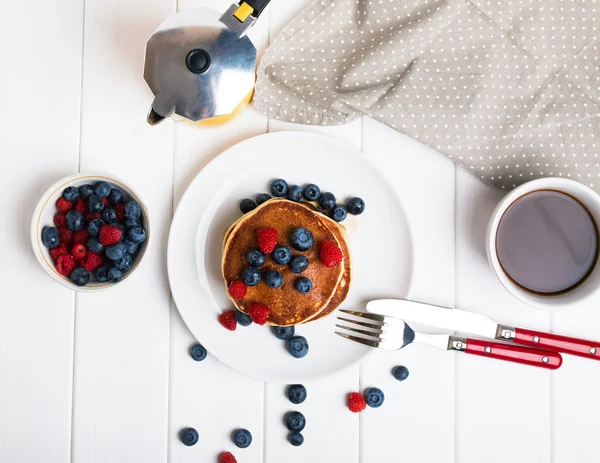 Desayuno con tortitas, bayas y café. —  Fotos de Stock