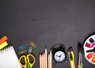 Okul malzemeleri tahtada.