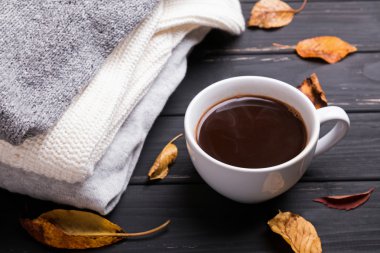 Kazak ve kahve masada