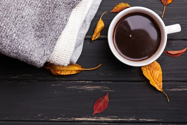 Tröjor, gula blad och varma coffe — Stockfoto