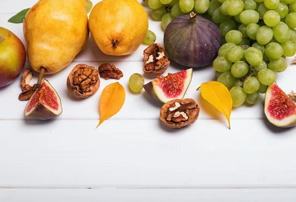 Podzimní plody na bílém pozadí — Stock fotografie