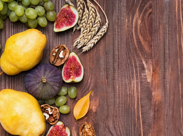 Frutti autunnali su fondo di legno — Foto Stock