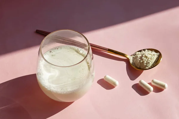 Colágeno o proteína en polvo en un vaso — Foto de Stock