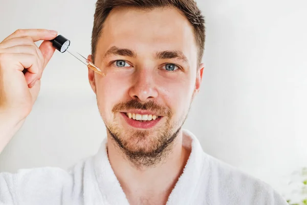 Primer Plano Joven Hombre Guapo Sonriente Que Aplicar Suero Otro — Foto de Stock