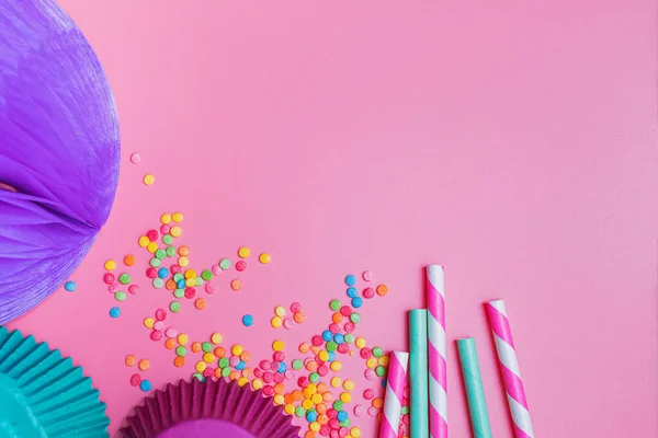 Composição Colorida Festa Aniversário Com Decoração Festiva Polvilhas Açúcar Fundo — Fotografia de Stock