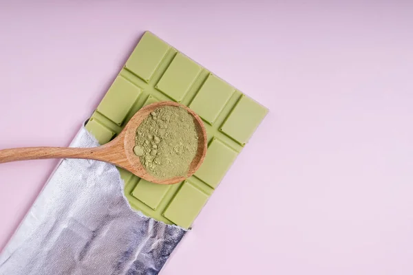 Chocolate Leite Com Sabor Chá Verde Matcha Fundo Rosa — Fotografia de Stock