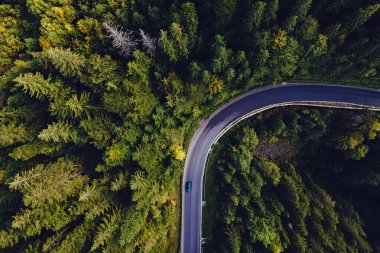 Virajlı dağ yolunun yukarıdan görünüşü