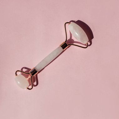 Yeşim silindir pembe arkaplanda izole edildi