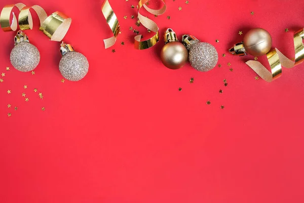 Feestelijke kerstdecor in gouden kleur, kerstballen en stervormige confetti — Stockfoto