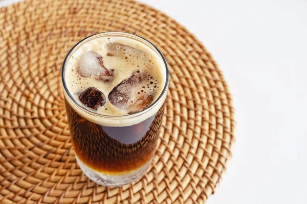 Espresso tonik dalam gelas dengan es batu di atas meja putih — Stok Foto