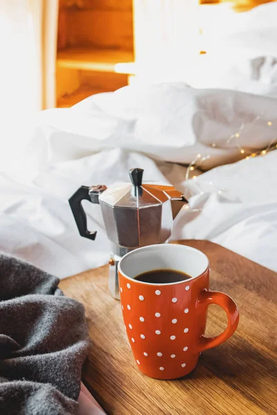 Kopp kaffe och kaffebryggare på trä tra — Stockfoto