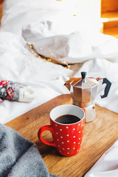 Kopp kaffe och kaffebryggare på trä tra — Stockfoto