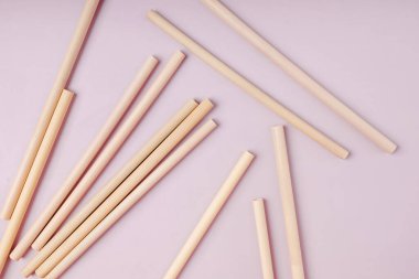 Pembe arka planda bambu pipetleri.