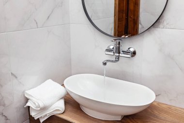 Modern banyo dekorasyonunun ayrıntıları.