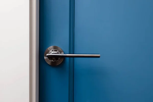 Μπλε χρωματιστή πόρτα σε μοντέρνο σχεδιασμό διαμέρισμα — Φωτογραφία Αρχείου