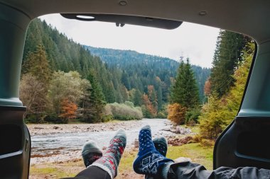 Sıcak çorap giymiş kadın ve erkek bacakları