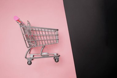 Mini alışveriş arabası siyah ve pembe arka planda.