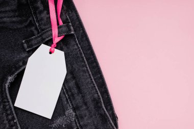 Siyah kot pantolonlara boş kağıt fiyat etiketi.