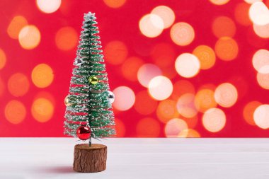 Bulanık bokeh ışıkları olan dekoratif Noel ağacı