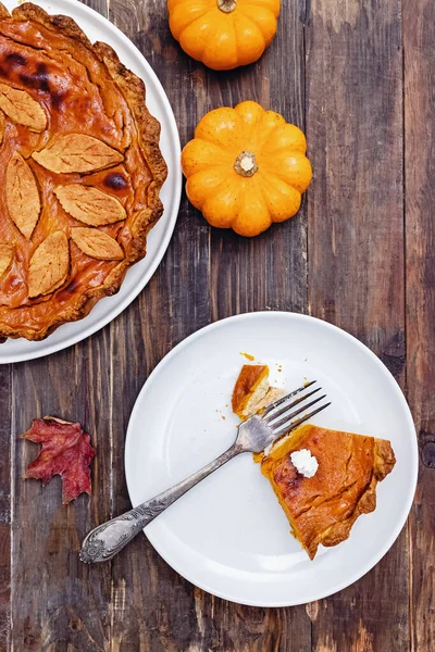 Torta di zucca fatta in casa sul tavolo di legno. Dolce del Ringraziamento, dessert autunnale — Foto Stock