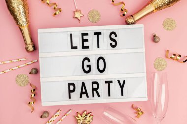 Şenlikli parti dekoru altın renginde.