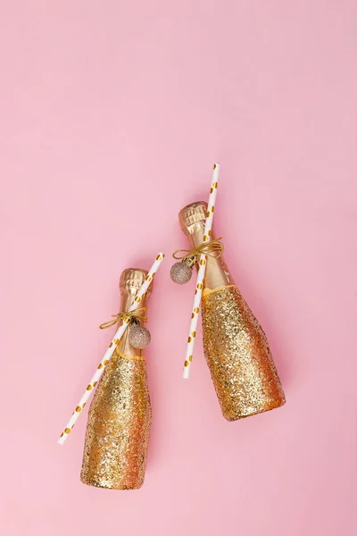 Mini-Champagnerflaschen mit goldenem Glanz und Papierstrohhalmen — Stockfoto