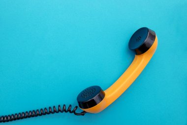 Mavi üzerine turuncu antika tephone.