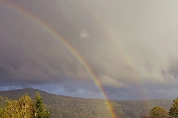 Natürlicher Regenbogen und bewölkter Himmel — Stockfoto