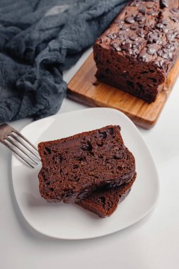 Ev yapımı nemli çikolatalı muzlu ekmek. Yakın plan.