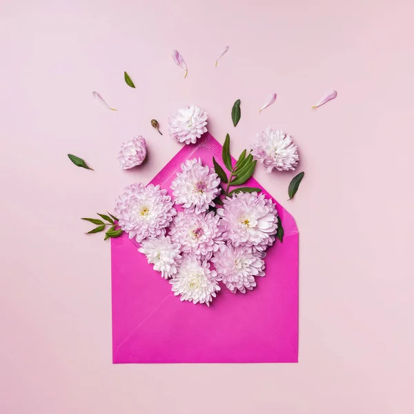 Roze envelop vol met verschillende bloemen. — Stockfoto