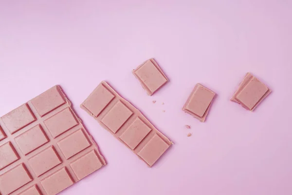 Barre et morceaux de chocolat rose — Photo